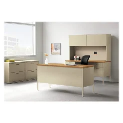 HON Computer Desks<Metro Classic 60" Double Pedestal Desk, Harvest (P3262CL)